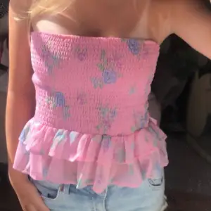 INTRESSEKOLL!  Rosa kjol från Bikbok, även skitsnygg som topp Älskar denna så inte säker om jag vill sälja men kollar intresse!🩷❤️‍🔥