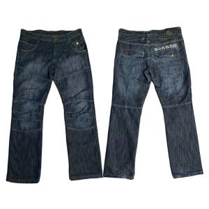Coola Cross Hatch Jeans med brodyr 🐦 Dark Wash, I bra skick kom dm för mått och ytterligare frågor 