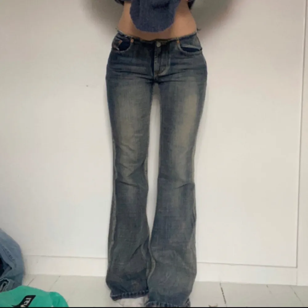Jättefina lågmidjade jeans från Diesel i storlek 27. Innerbenslängd: 80 cm Midjemått mätt rakt över: 38 cm. Jeans & Byxor.