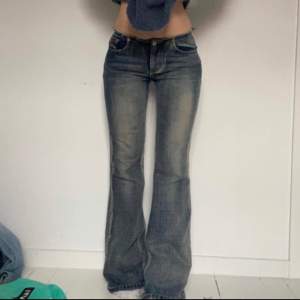 Jättefina lågmidjade jeans från Diesel i storlek 27. Innerbenslängd: 80 cm Midjemått mätt rakt över: 38 cm
