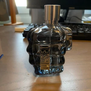 DISEL ONLY THE BRAVE 125ml - DISEL only the brave edt 125ml. Köpte parfymen utan att ha testat den och tyckte inte om den så nu vill jag bli av med den. Perfekt till den som gillar träiga och fräscha dofter, passar året runt. Pris kan diskuteras. Hör av dig vid frågor. 