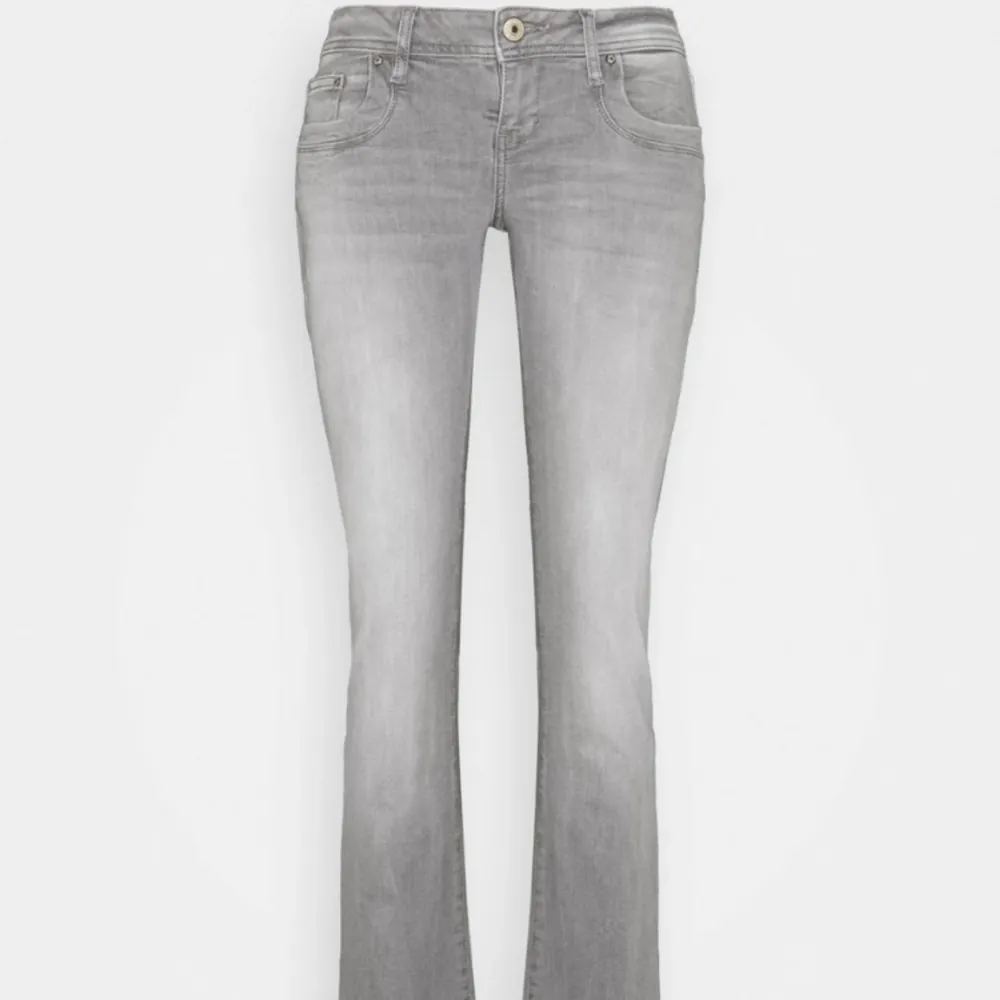 hej, säljer nu mina ltb jeans skriv privat för fler frågor eller funderingar kan även tänka mig byta mot likadana fast i en mindre storlek🥰. Jeans & Byxor.