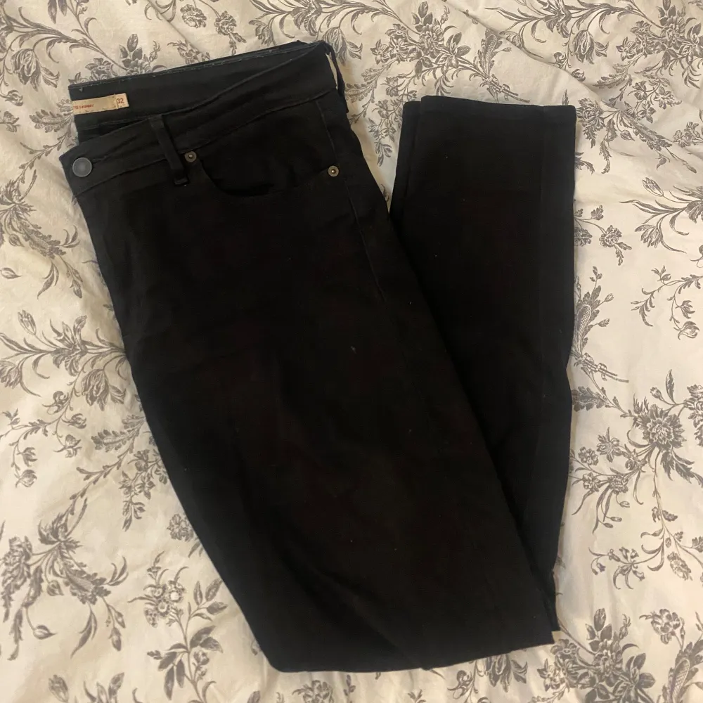 Levis skinnyjeans i stl 32, tror att de är som en stl L/XL Väldigt sköna jeans! Använda men i väldigt fint skick💗. Jeans & Byxor.