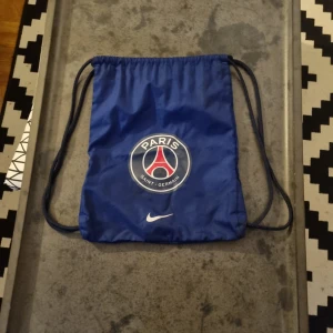 en psg väska - en blå psg väska 