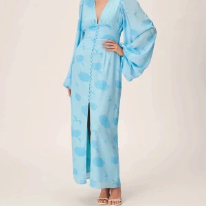 Adoore Positano dress - Aldrig använd! Lappen är kvar på plagget! Finns intresse skickar jag självklart bild. Storlek 50 men brukar ha 44-46 annars! Väldigt liten i storlek. Har resor i midjan. Helt slut på hemsida