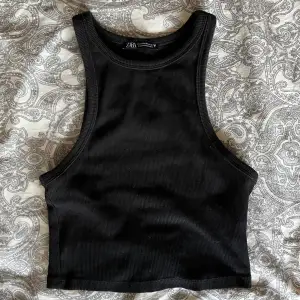 Jättefint linne till sommaren från Zara, använt fåtal gånger & inge tecken på användning 🤍(storlek M men litet i storleken)