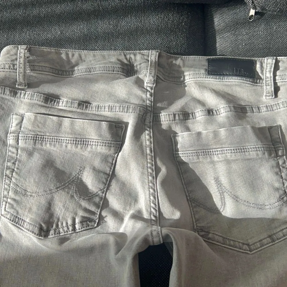 Säljer dessa jätte fina LTB jeans då dom är för korta och lite för stora i midjan, För mer information som t.ex mått kom privat! (Jag är 170cm) Priset kan såklart diskuteras!! Dom är helt oanvända med lapp på!. Jeans & Byxor.