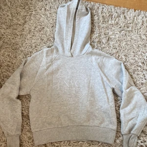 Ljusgrå mysig hoodie - Mysig ljusgrå hoodie från Gina Tricot som sitter jättefint på med superskönt material. Passar perfekt till en kjol på sommmarkvällar. Lite nopprig i magområdet, se sista bilden. Sparsamt använd