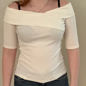Ribbad topp - Vit ribbad topp i storlek S från Gina Tricot🕸️ Toppen är i bra skick! Kan lösa en bild på baksidan om det skulle behövas! 