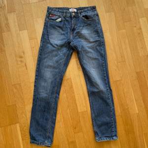 Schyssta Slim fit jeans från Lee Cooper. Blå wash i storlek 32/32. Pris kan diskuteras vid snabb affär😄