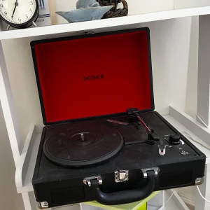 Denver portable lp player  - (Dammade inte av den för bilden) men den är i lika bra skick som när den var ny o har alla delar till den (sladdar o så) köpte den för ca 1000kr men har bara ett lp-album så har ingen användning av spelaren så kan sälja den för 600:-