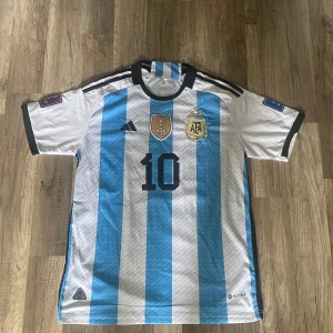 Argentina fotbollströja - Från när de vann VM, alla badges finns, Messi på ryggen Skick 9/10 Stl M 400kr eller bud