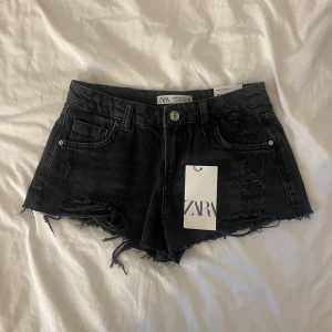 lågmidjade jeans shorts  - köpte dom av en tjej här på plick men dom satt inte riktigt som jag ville. 