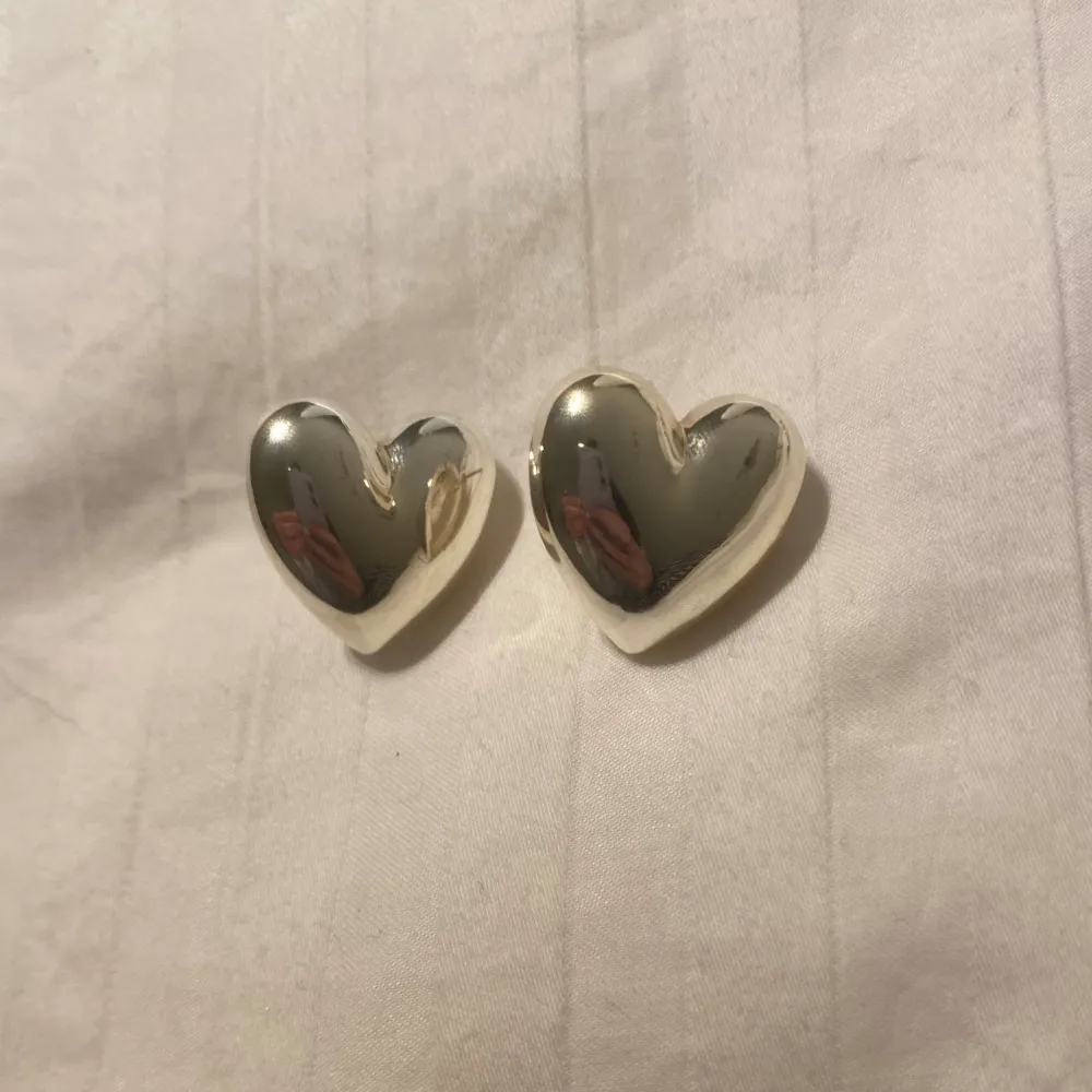 Hjärt örhängen från Gina 🌸 använt ett par gånger men ser ut som nyskick ! Silver (inte riktig). Accessoarer.