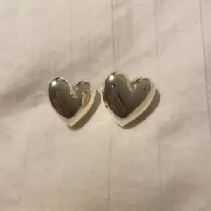 Hjärt örhängen från Gina 🌸 använt ett par gånger men ser ut som nyskick ! Silver (inte riktig)
