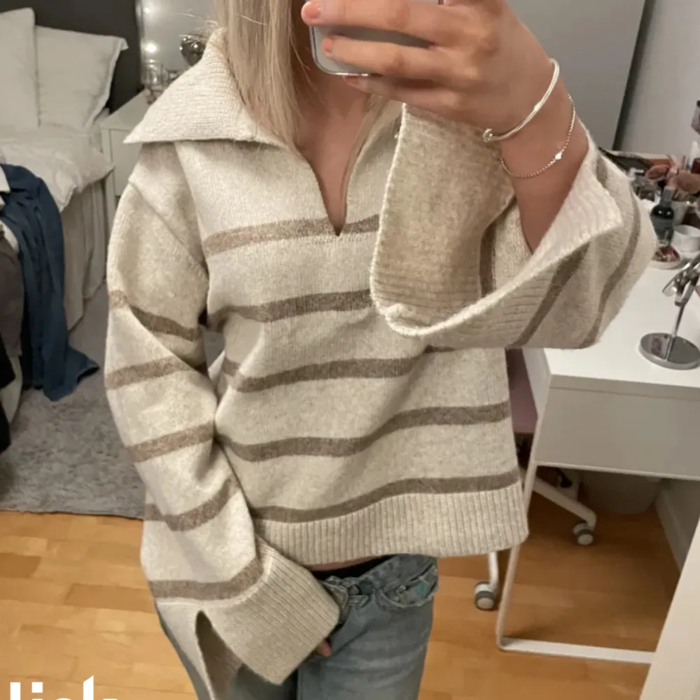 randig stickad tröja från gina tricot, slits i ärmarna och en ”krage”, strl s, 249kr (första bilden lånad!). Neuleet.