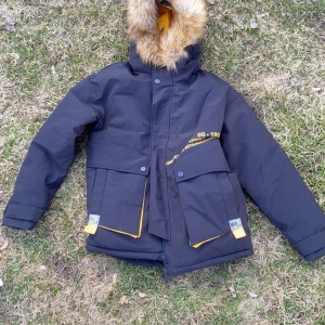 Vinter jacka  - En väldig snygg vinter och höst jacka vet inte riktig va det är för märke men kan byta nånting imot den ocksp 