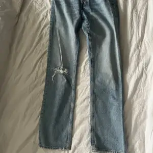 Ljusblå jeans med smitning på ena knät i storlek 34. Mycket gott skick, endast använda fåtal gånger då de blivit för små. 