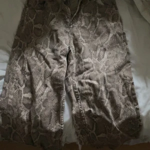 Populära omrmönstrade jeans! - Säljer dessa populära och fina jeans som är väldigt efterfrågade. De är från hm och modellen är straight. ❤️