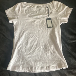 Säljer en vit tröja oanvänd råkade ta fel storlek och hittar inte kvittot - Vit tröja 