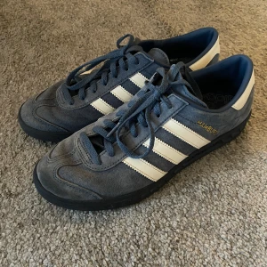 Adidas Hamburg - Super coola Adidas Hamburg i storlek 40! Knappt använda, i jätte bra skick! DM vid frågor eller fler bilder. 