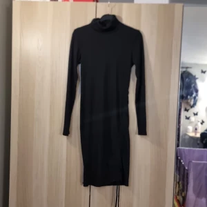 Klänning  - Säljer min klänning som inte kommer till användning längre, de är tjock material i bra skick. Klänningen är bara använd en gång.