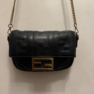 Fendi väska - Fendi väska, använd en del. Dustbag medföljer. OBS köpt second hand! Äkthetsbevis därav finns ej tyvärr. 