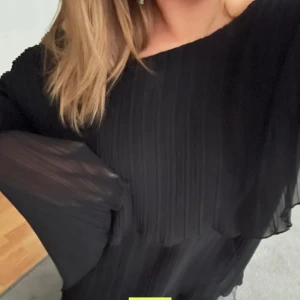 Blus  - Skit snygg blus från zara med vida ärmar. Köpt här på Plick, men säljer den då den inte kommer till användning. Lånade bilder! Skicket är 10/10💕