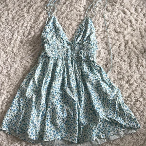 Sommarklänning Zara - Jätte fin sommarklänning från Zara. köptes för ca 2 år sen men kom aldrig till användning. 