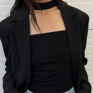 Topp med chocker och fyrkantig hals  - Nyskick använd 2 gånger 