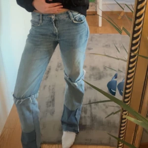 Zara jeans - Jättesnygga mid/lågmidjade slutsålda Zara jeans, storlek 36. 400 osäker på om jag vill sälja 