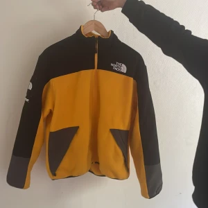Supreme x northface jacka nyskick - Använd 2 gånger, Nyskick Storlek M, pris kan diskuteras:)