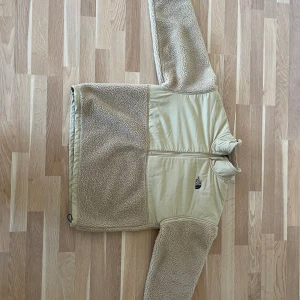 The North Face fleece jacka - Säljer nu min The North Face jacka i strl M. Skick 10/10 använd 3-4 ggr. Hör av dig vid intresse eller frågor!