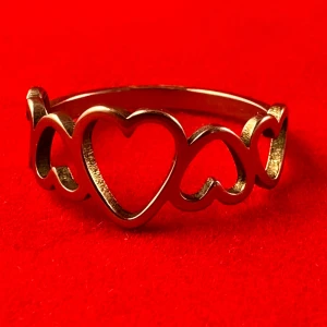 Romantisk ring i rostfritt stål - En ring med en diameter på ca 16 mm