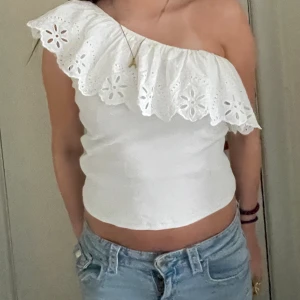 One shoulder volang topp - Jätte fin tröja från zara som passar perfekt för fester och sommaren. Går att använda på båda sidorna💞 det är barnstorlek (160) men skulle motsvara i xs/s😇🩷