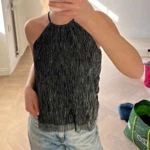 Festtopp  - En topp med svart/glittrigt tyg, så fin! Perfekt till fest😍