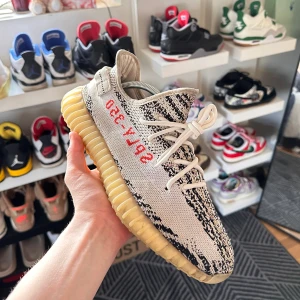 Yeezy boost 350 Zebra  - Tjena säljer mina gamla zebra från 2018, jag har tags och box kvar och skicket är la 8/10 bara de är smutsiga måste tvättas. Hör av dig vid frågor och funderingar 