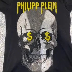 Philip plein t shirt ny skick aldrig använd storlek M/S. Priset kan diskuteras vid snabbaffär 