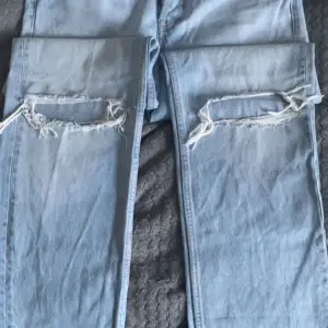 As snygga lågmidjade jeans från zara i modellen straight. Använda 2 ggr då dem är för små för mig, nyttskick. Skulle säga att dem är små i storleken alltså M-S. Priset kan diskuteras🥰