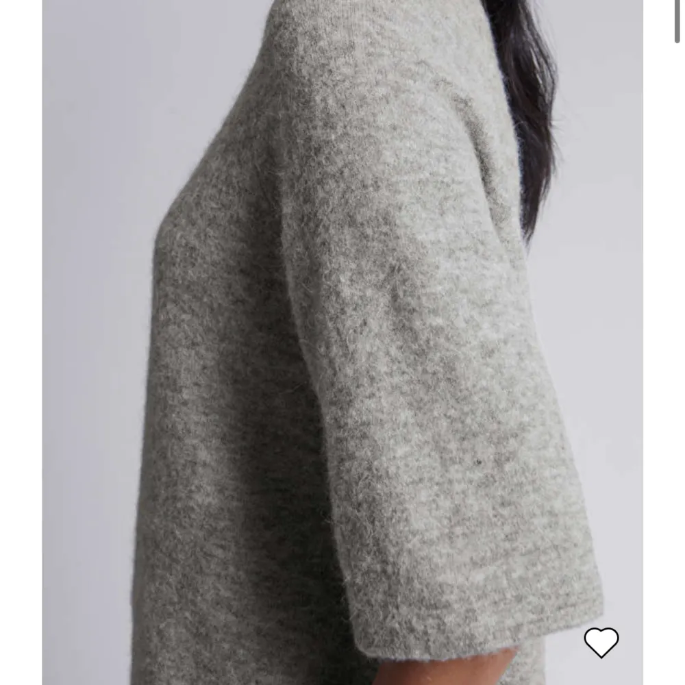 Säljer denna gråa tröja från &otherstories💕använd endast en gång! 690kr nypris. Tröjor & Koftor.