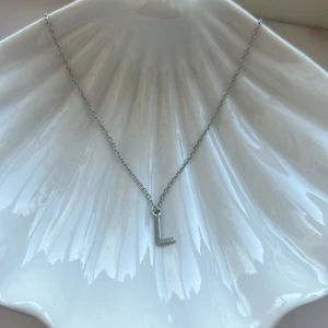 Halsband💞 -  Säljer detta jättefina halsband som inte kommit till användning på grund av jag använder mera guldsmycken ❤️har nästan aldrig använt och är i bra skick🥰
