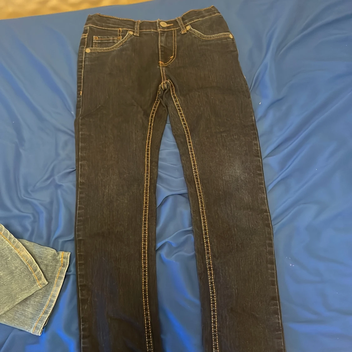 säljer 2 par levis byxor . Säljer båda två i ett pack men kan säljas enskilt även, 750 för båda 400 för var sin - 91