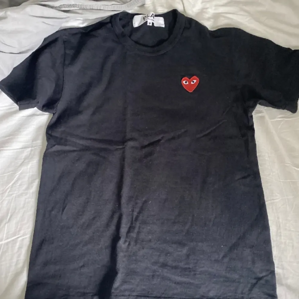 Comme des Garçons T-shirt nyskick sällan använd. passar S. T-shirts.