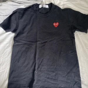 Cdg T-shirt - Comme des Garçons T-shirt nyskick sällan använd. passar S