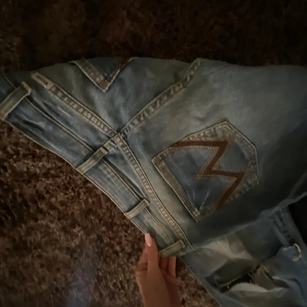 Vintage jeans från Wrangler med hål i. Lågmidjade och utsvängda Innerbenslängd:81 cm (mätt från skrevet) Midjemått:39 cm . Jeans & Byxor.