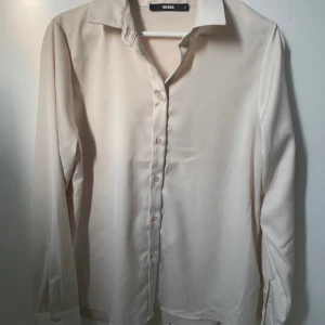 Skjorta - Beige skjorta i blankt material