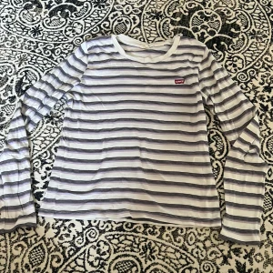 Randig tröja - Randig tröja från Levis. Bra skick! Strl small
