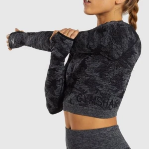 Gymshark träningstopp - Nyskick! Grå-svart kamouflage. Säljer för att den är för liten🩷nypris 400-500kr