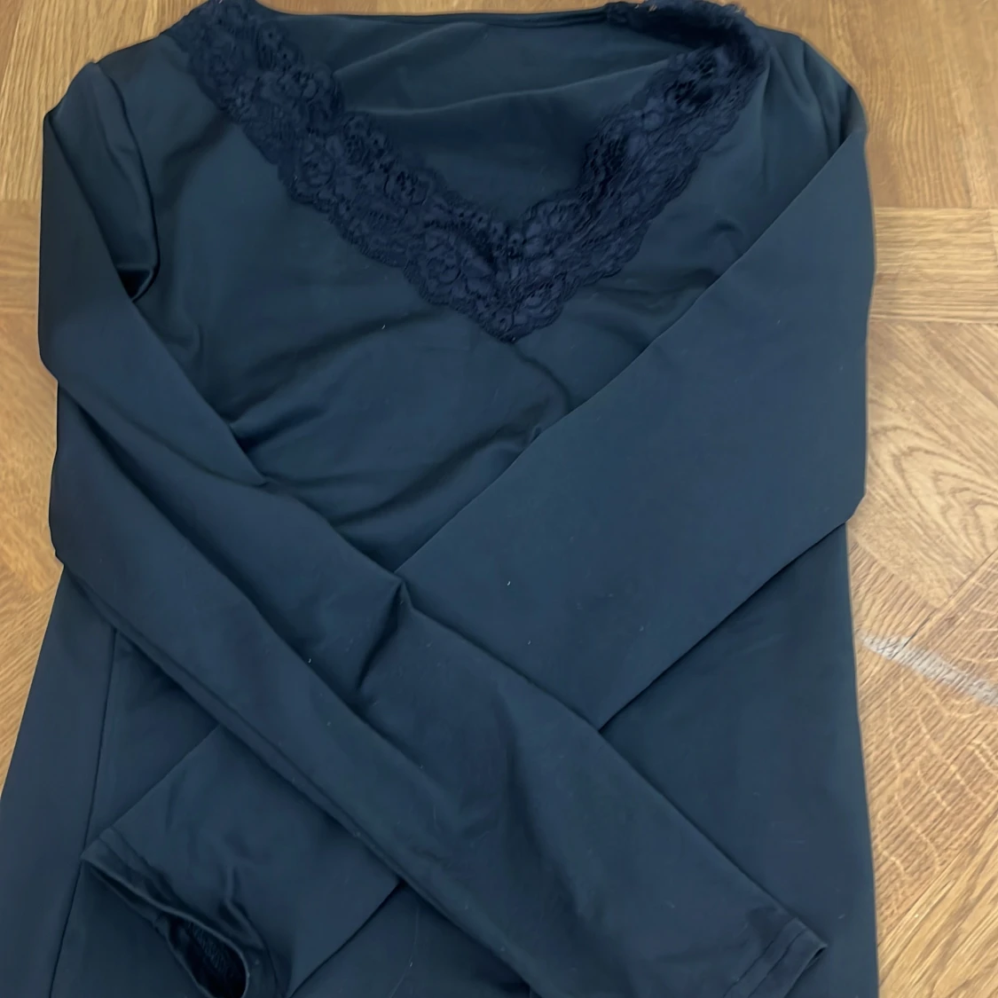 Svart v ringad tröja