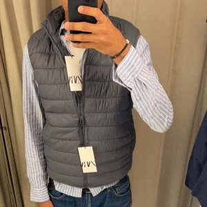 Grå väst - Skit snygg väst från zara, skick 9/10. Hör av dig vid intresse eller frågor!!!